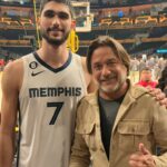 Enrique Arce Instagram - No pudo ser, no pude ver a mi compatriota Santi Aldama @santialdama ganar a los Lakers y forzar el septimo y ultimo partido del play off, pero me quedo con el espectáculo que disfrute en el #cripto.com arena de Los Angeles. Gracias por tu generosidad, Santi una vez más