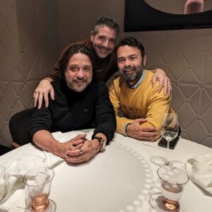 Enrique Arce Instagram - Nada más placentero que soñar, elucubrar, proyectar, proponer, crear con amigos  que viven en poesía, en uno  de los imprescindible  de la Comunitat Valenciana, el restaurante @elpoblet_qd Otto acierto gastronómico de @qiqedacosta interpretado por el magnífico chef @luisvallsrozalen.
Un verdadero paráiisoI para los sentidos y las emociones
Junto a @villanuevamente y Sergio Arlandia