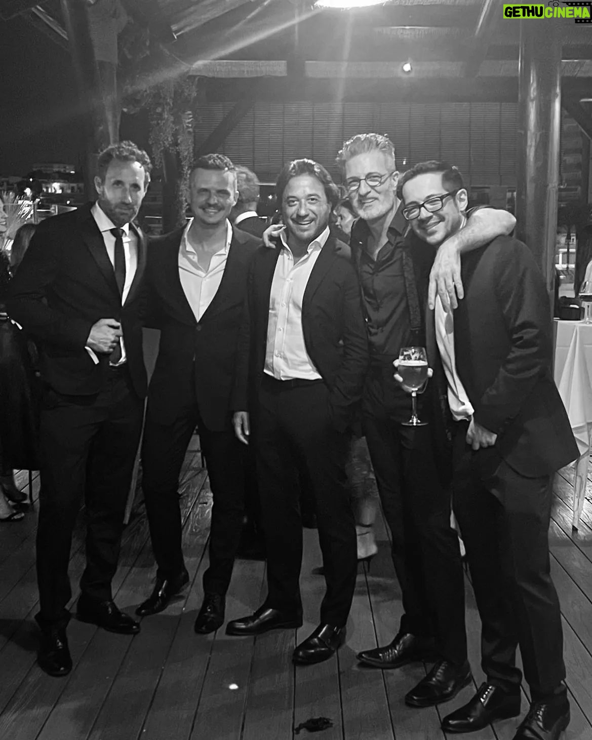 Enrique Arce Instagram - disfrutando un año más de los @#premioscirculorojo en Almería. Gracias @albercerezuela por invitarme a participar en esta maravillosa gala literaria un año más