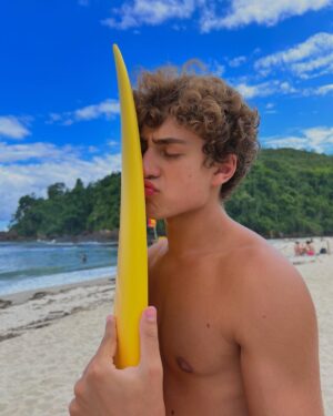 Enzo Krieger Instagram - Pisando descalço🎶😉