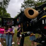 Enzo Krieger Instagram - Acabou Quero começar agradecendo a todos envolvidos nesse projeto, todos os caminhos que cruzei, e @netflixbrasil e @glazentretenimento pela oportunidade. Muito especial trabalhar em um projeto onde você se sinta acolhido e leve, e esse tempo foi assim. Conheci e criei laços com pessoas incríveis. Sei que Dv15 sempre vai ter um lugar especial no meu coração. E o que ficará de lembrança desses dias são os bons momentos passados ao lado dessas pessoas, e os perrengues que ao lado deles se tornavam mais leves. Tenho certeza que essa temporada será um sucesso, o trabalho tá lindo. Muita gente talentosa e amor envolvido. Já tô ansioso pra ver o resultado😁😁😁 Não sei se é uma despedida ao projeto, mas de novo, sou muito grato, foi lindo poder fazer parte de tudo isso❤️