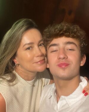 Enzo Krieger Instagram - Dia dela hoje❤️
Passando pra deixar aq os parabéns pra ela
Mãe, quero te desejar tudo de bom hoje e sempre, e que saiba que sempre estarei aqui pra você. 
Muito obrigado por tudo até hoje, te amo demais❤️
Curte muito seus 26😁🤪
Feliz aniversário, bjao😘😘
