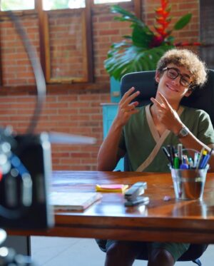 Enzo Krieger Instagram - Olha essa novidade Brasilllll!!
Estamos chegando nas telonas de todo o Brasil.
Com muito orgulho venho contar que iniciamos as gravações das -As Aventuras de Poliana, o filme-, novo longa nacional produzido pela @panoramica_filmes 

Está ficando demais.

É uma coprodução com o SBT e distribuição da Warner Bros. Pictures. @wbpictures_br @sbt 
E com um elenco muito especial😍

Ansiosos??