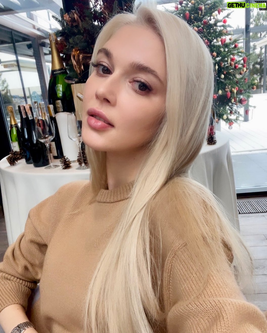 Erika Gertseg Instagram - С Новым годом, дорогие!🎄❤️ Желаю крепкого здоровья, счастья, благополучия, чтобы все ваши мечты сбывались!🙏🏻 Люблю❤️ #newyear #2022 #ErikaHerceg