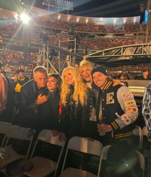 Erika Jayne Instagram - Such a great night at the Elton John concert!!!! 🚀🚀🚀🚀 
Thank you @sdjneuro 💕✨🤗 
And check out @davidfurnish photobombing 🙌🏻⭐️