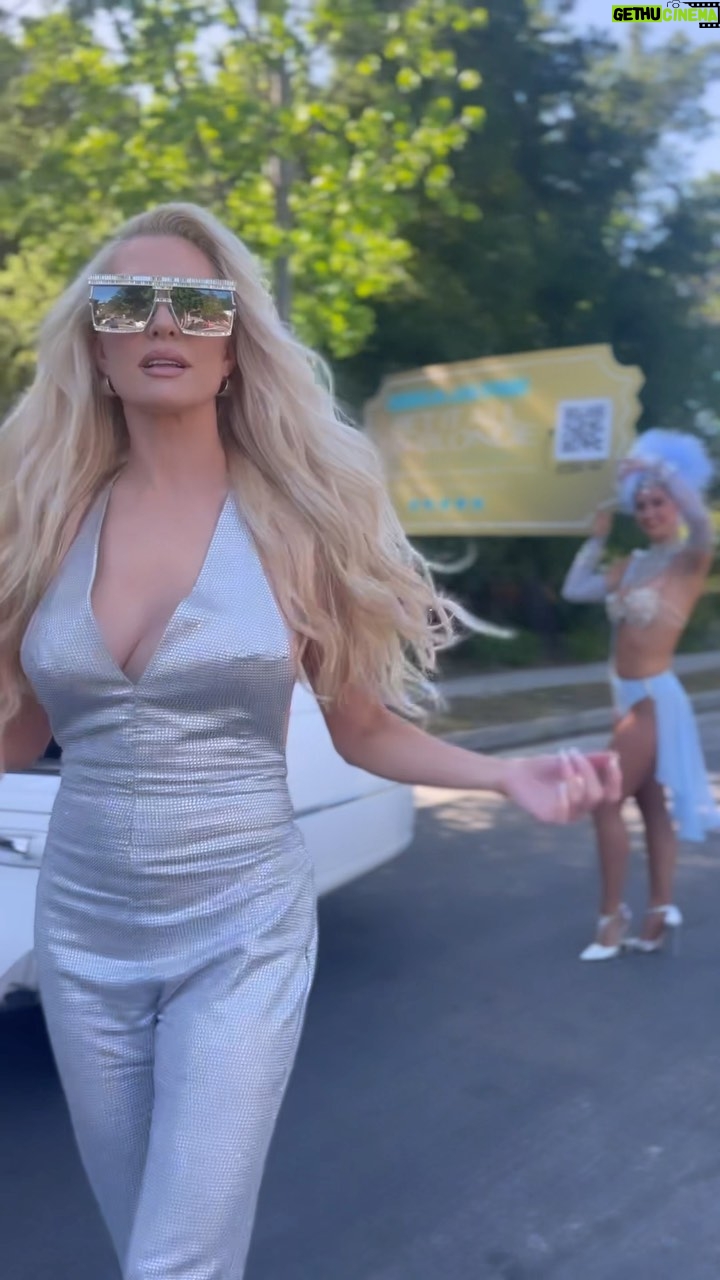 Erika Jayne Instagram - On the road to VEGAS… who should I surprise next? 🎰🎟️✨ #betitallonblonde