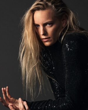 Erika Linder Instagram - @s_moda December cover ✨
Photographer: @lizcollinsphotographer 
Stylist: @juancebrian 
Makeup: @wendyrowe 
Hair: @tomomiroppongi 
Manicure: @robbietomkins 
Set Design: @sean_thomson_