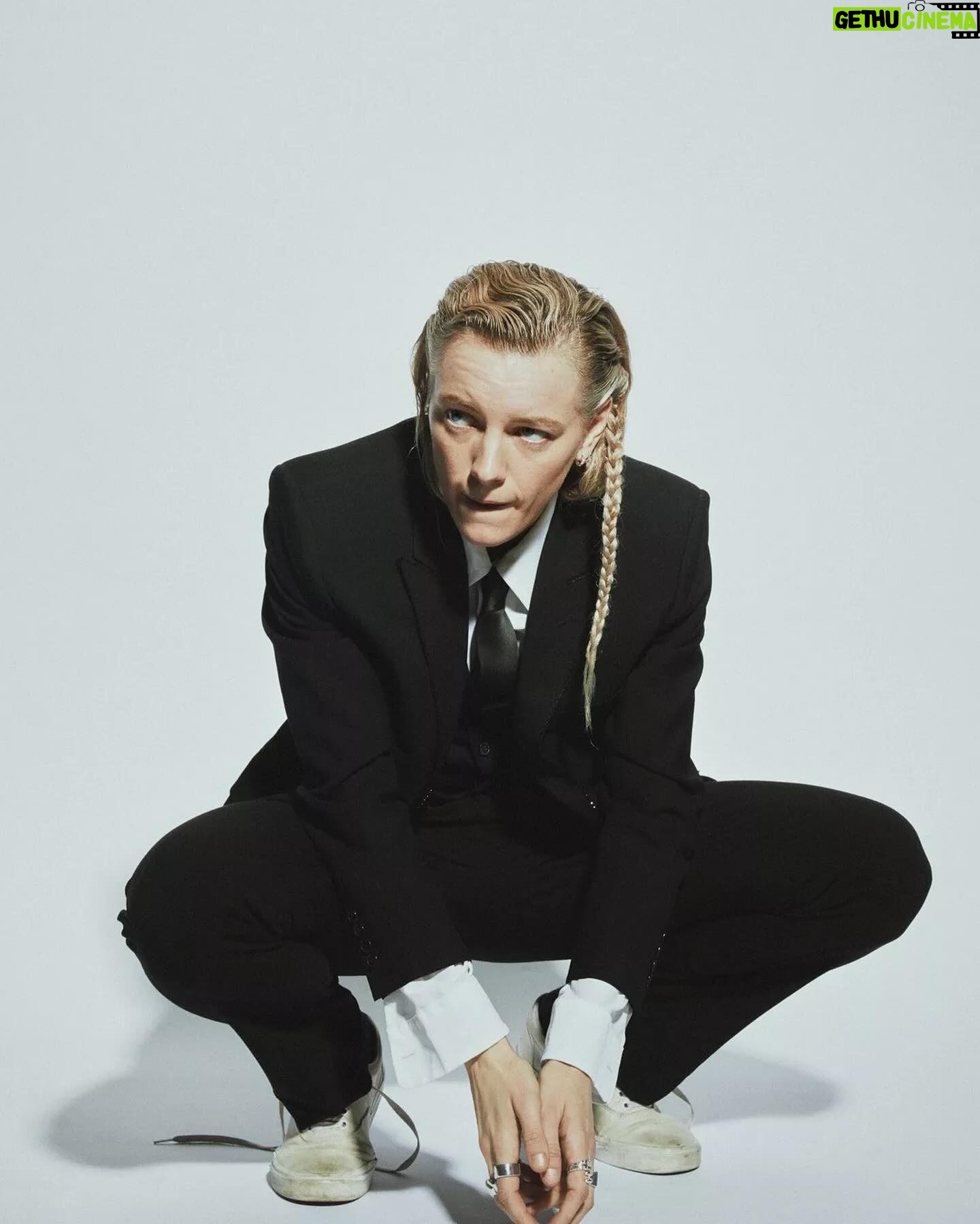 Erika Linder Instagram - @voguescandinavia Like many great bands, @jaguardolls was born of a breakup. Specifically, Erika Linder’s breakup. “When you suffer a broken heart, you seek refuge somewhere,” says Linder. “I just needed to do something completely different and work with new people. I just needed a change.” Photo: @thewannerstedt @dunder.studios H&M: @sandrawannerstedt By: @shiffmane
