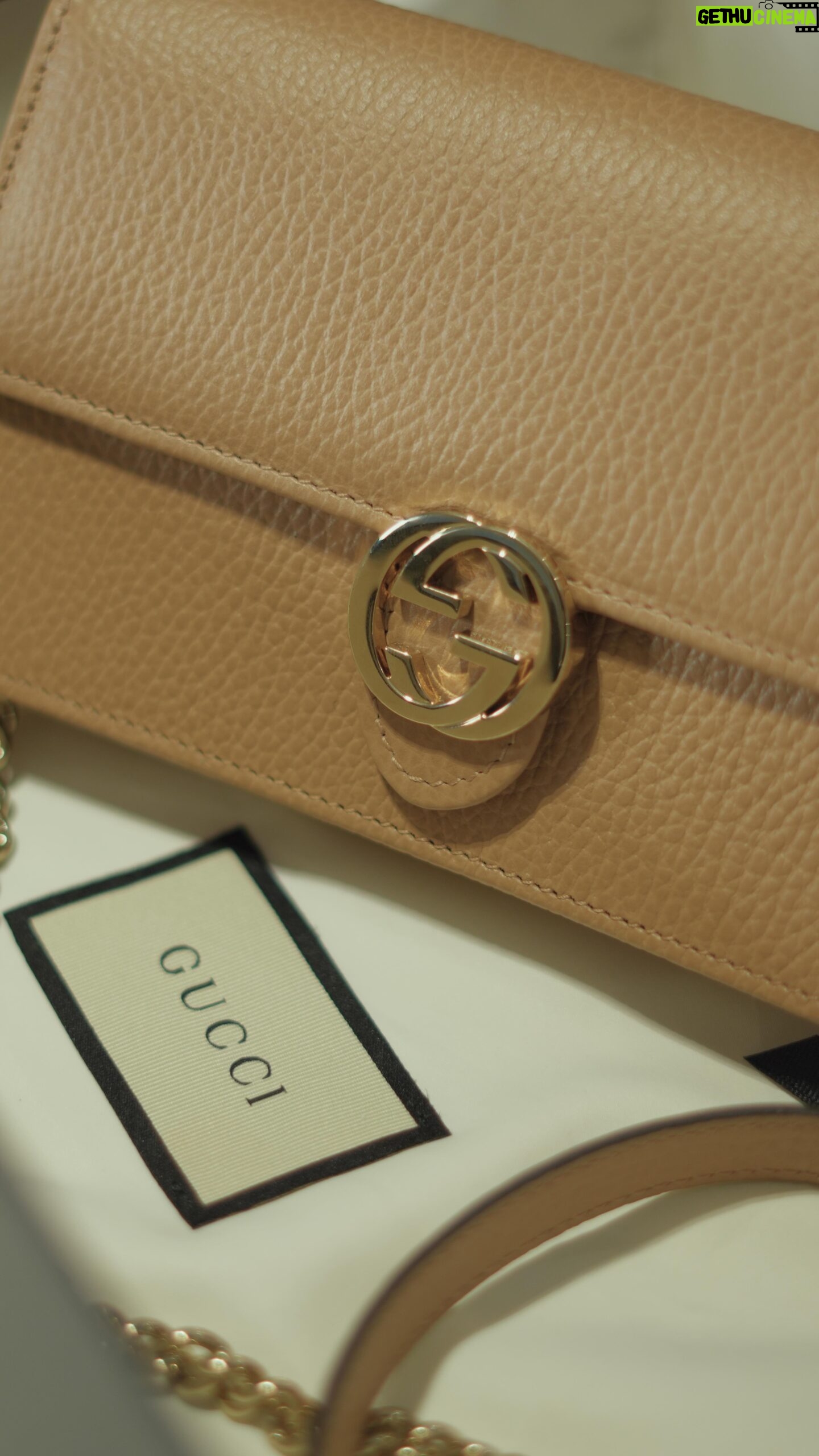 Erika Schneider Instagram - Unboxing da minha NEW BABY! š„ ConheƧa a @closetofbag, um second hand de luxo com garantia de autenticidade. Uma variedade infinita de peƧas das grandes grifes do mercado. Estou apaixonada pela minha Gucci, que por sinal nunca foi usada, veio completa na caixa! Eles trabalham com a @entrupy, uma ferramenta especializada em autenticação de peƧas de luxo e que emite um certificado internacional de autenticidade.