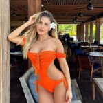 Erika Schneider Instagram - Aproveitando o domingo de feriado! 🧡 Feliz Páscoa pra todos vcs!