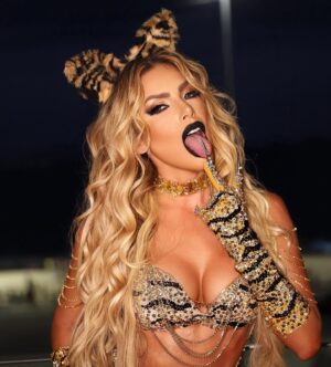 Erika Schneider Instagram - Oi 🐯
Dando início a maratona de ensaios técnicos do carnaval! 🥳
@gresuportodapedra