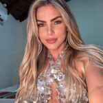 Erika Schneider Instagram - Séria ou sorrindo? 🤍 Só pra movimentar esse feed no feriado! 🤍