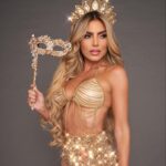 Erika Schneider Instagram - Bate forte coração! O Carnaval de 2024 será mais do que especial para Erika Schneider, que desfila pela Águia de Ouro, em São Paulo, e a Porto da Pedra no Rio de Janeiro. O pique da gata! “Podem esperar muita alegria, diversão. Gosto de me jogar e viver a experiência. Estou muito animada e feliz”, conta a influenciadora em entrevista para @quem. Entrando na reta final antes de brilhar nas avenidas, Erika reflete sobre as cobranças físicas para as mulheres que desfilam e afirma que não deixa a pressão afetar seu dia a dia e a preparação que faz para encarar essa maratona. “A sociedade impõe essa ‘perfeição do corpo’. Julgam o corpo, a idade. (...) Tento me blindar desses comentários. Nunca dá para agradar todo mundo, a gente tem que se agradar”. Inspirada por grandes mulheres, como Paolla Oliveira, Sabrina Sato e Mayara Lima, Erika vem com tudo para entregar o Carnaval de sua vida - e nós estaremos aqui para admirar. Abre alas! Reportagem: @biabourroul Fotos: @miro_foto @topmagazine Beleza: @oficialrenatomendes Stylist: @claudiotorelli @duopressassessoria @israelvalentimoficial