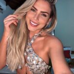 Erika Schneider Instagram - Séria ou sorrindo? 🤍 Só pra movimentar esse feed no feriado! 🤍
