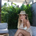 Erika Schneider Instagram - Minutos antes de quebrar o dedinho do pé ou quase… 😥😅☀️