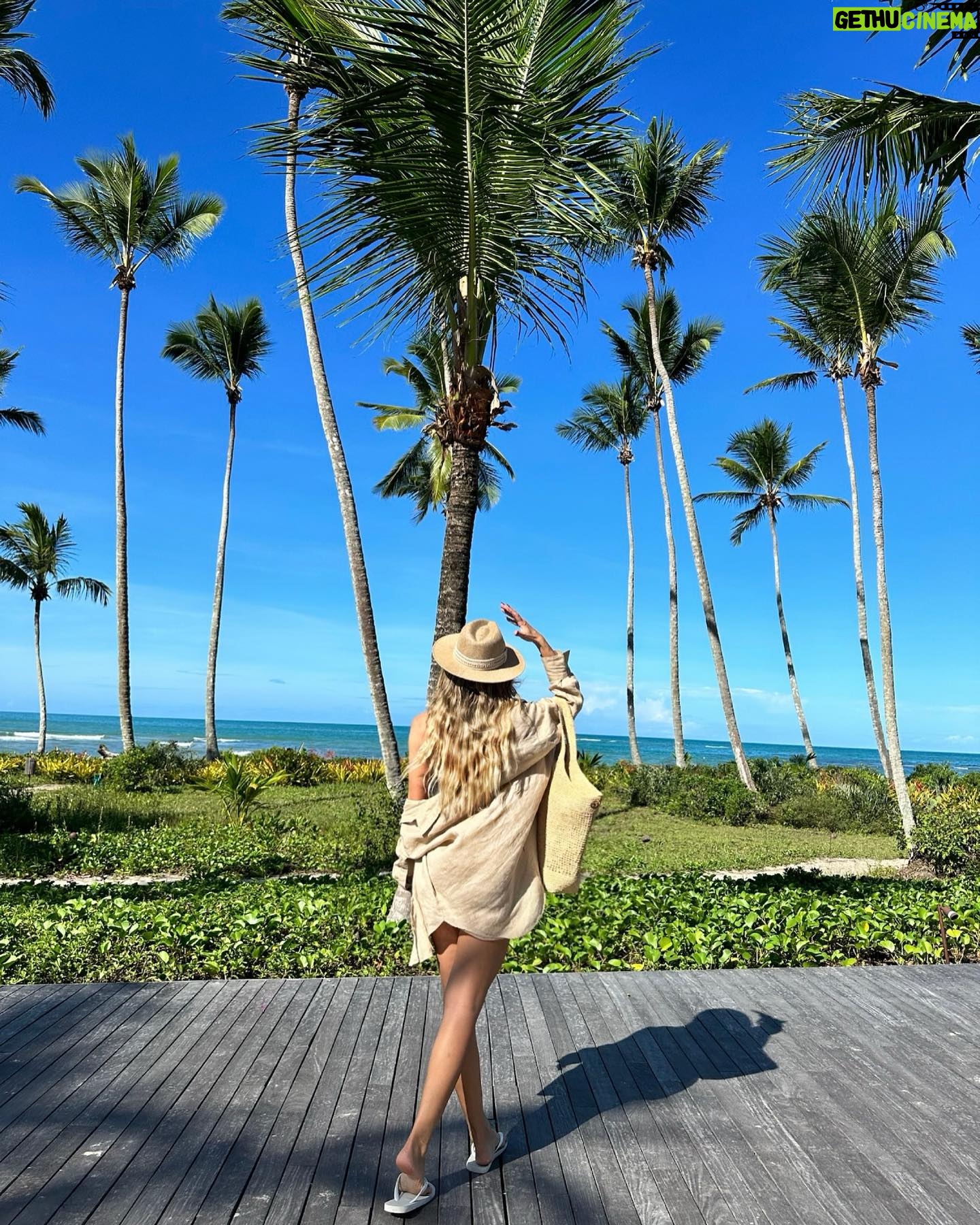 Erika Schneider Instagram - Domingo! ☀️💙 Tava faltando um mood praiano nesse feed… Realidade é dentro do estúdio trabalhando massss finge que é de agora.. 😜