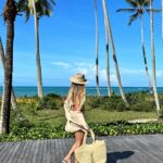 Erika Schneider Instagram - Domingo! ☀️💙 Tava faltando um mood praiano nesse feed… Realidade é dentro do estúdio trabalhando massss finge que é de agora.. 😜
