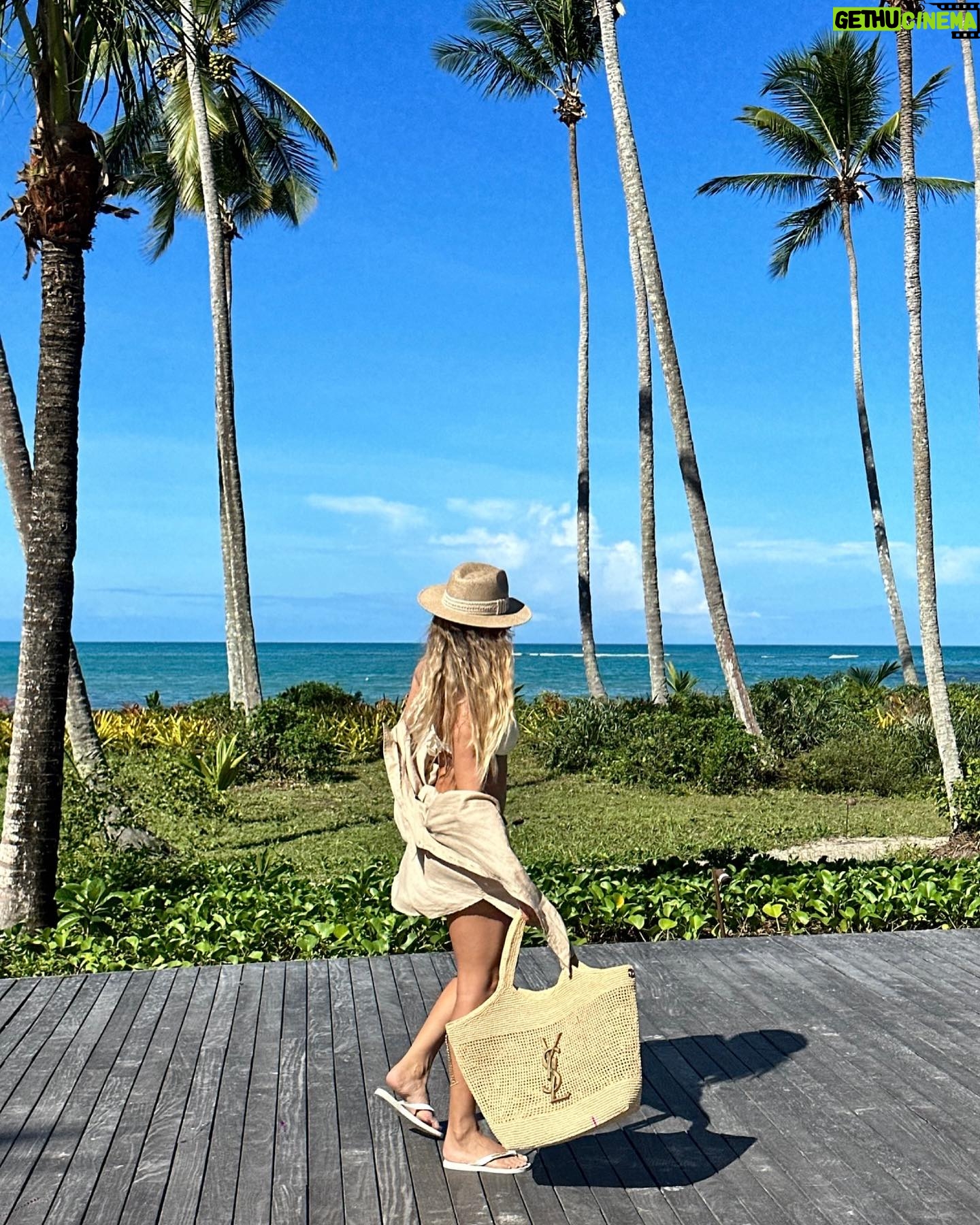 Erika Schneider Instagram - Domingo! ☀️💙 Tava faltando um mood praiano nesse feed… Realidade é dentro do estúdio trabalhando massss finge que é de agora.. 😜