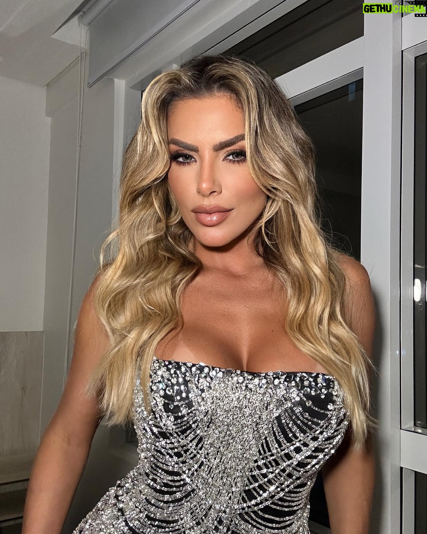 Erika Schneider Instagram - Essencial mesmo é ser feliz! ⭐️ Produção para aniversário de um grande amigo em Goiânia! ✨ Dress incrível da musa @fernandabaiaooficial Gostaram?