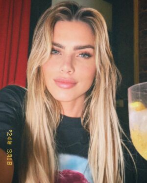 Erika Schneider Instagram - Um pouco do que rolou nos stories pra vcs no feed! 
Teve de tudo um pouco: Aula de tiro, karaokê, muita resenha.. Mas o principal: mta Risada e felicidade! 🤍