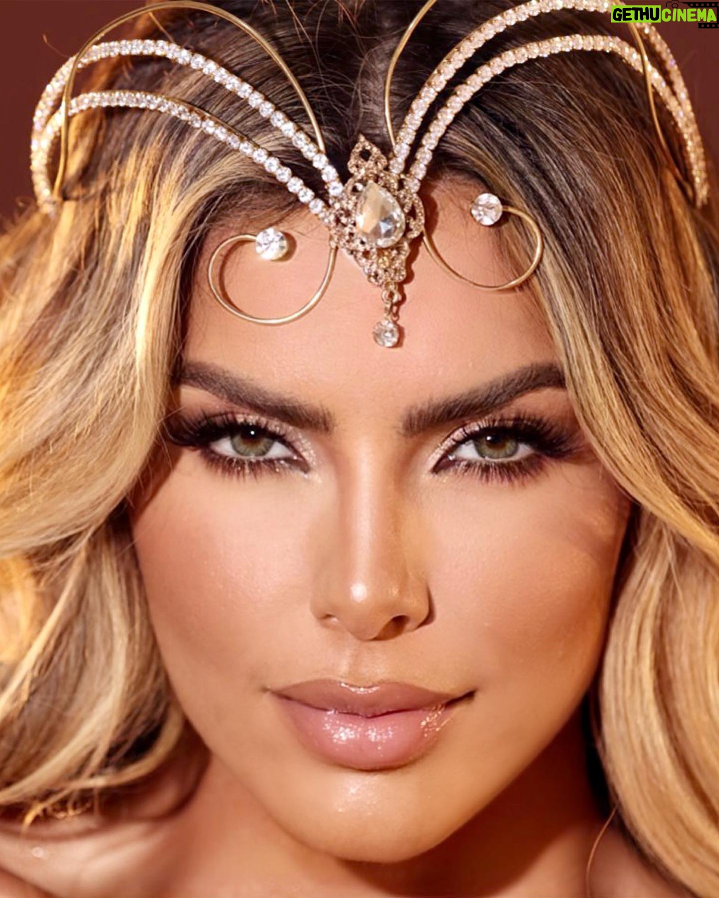 Erika Schneider Instagram - Abelha 👑 spoiler de uma das fantasias do meu carnaval! 🥳 Fotos @picsmarioficial Beauty @bycarolfranca @ateliedemascaras