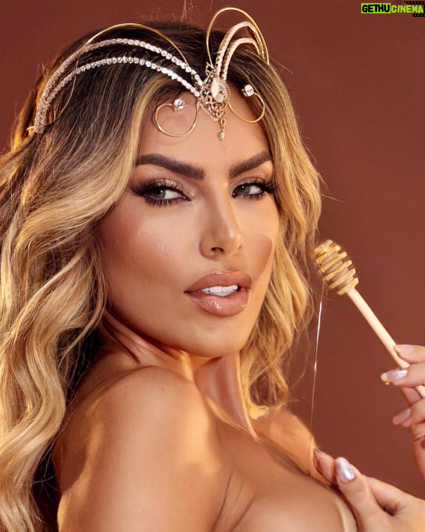 Erika Schneider Instagram - Abelha 👑 spoiler de uma das fantasias do meu carnaval! 🥳 Fotos @picsmarioficial Beauty @bycarolfranca @ateliedemascaras