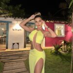 Erika Schneider Instagram - Da série looks praianos q mandei fazer em todas as cores! 💚