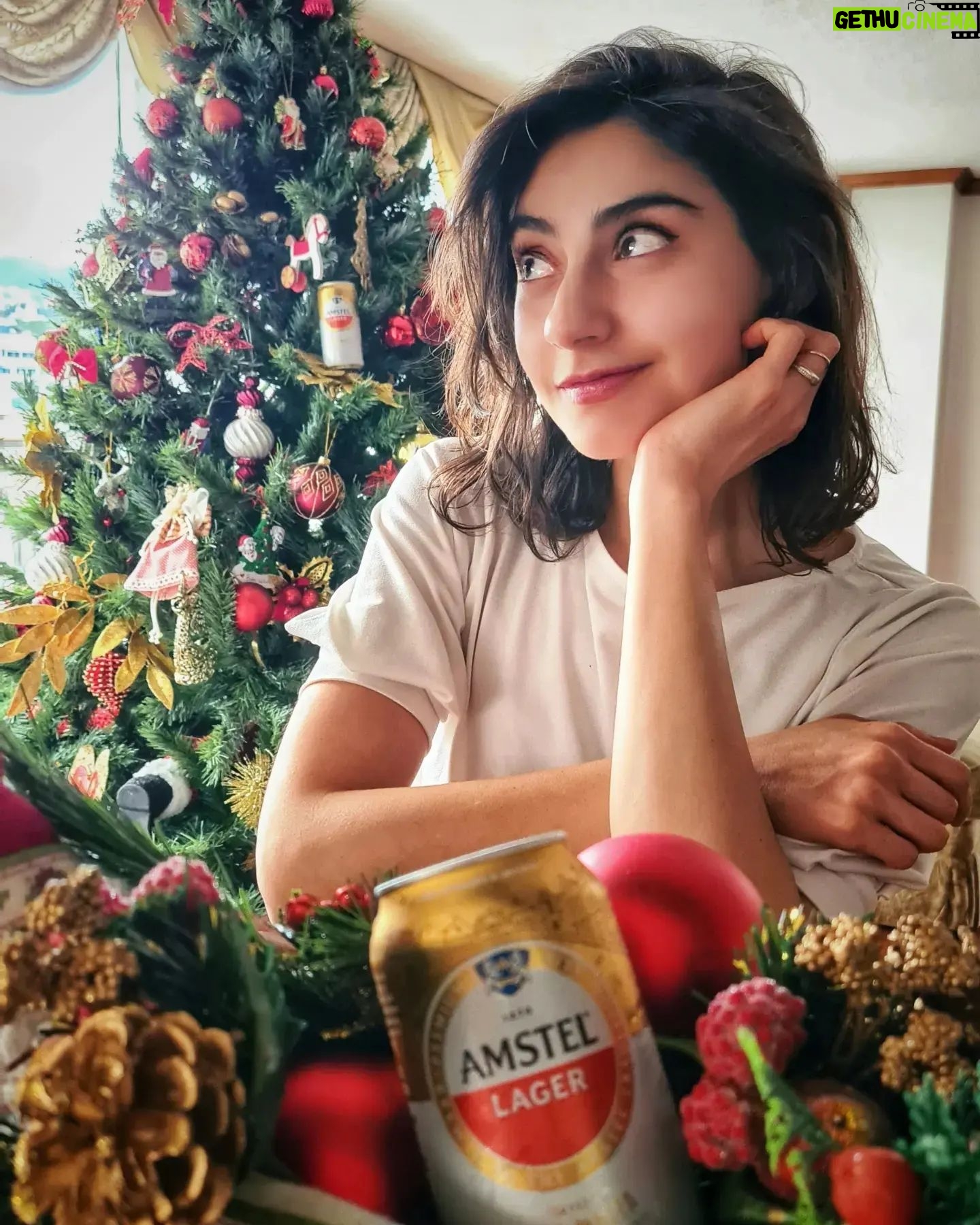 Erika Toa Russo Instagram - Es el momento de compartir con familia y amigos y .... de brindar con una Amstel por los buenos deseos! 🍻 ¿Ustedes ya tienen todo listo para las fiestas? @amstelecuador 🎊 #LaCervezaMásQueBienvenida . . #adv #TOA #lifestyle #navidad2023 #festività2023 #cheers #salud #natale