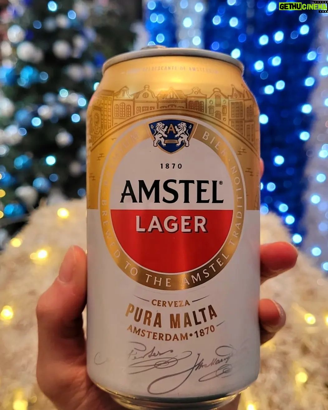 Erika Toa Russo Instagram - Es el momento de compartir con familia y amigos y .... de brindar con una Amstel por los buenos deseos! 🍻 ¿Ustedes ya tienen todo listo para las fiestas? @amstelecuador 🎊 #LaCervezaMásQueBienvenida . . #adv #TOA #lifestyle #navidad2023 #festività2023 #cheers #salud #natale