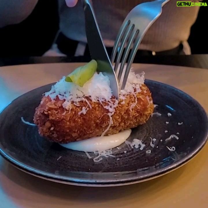 Erika Toa Russo - 9.5K Likes - All you need is pizza🍕 un mix della tradizione napoletana e romana, apre a Campo de' Fiori a Roma una nuova pizzeria Top e Cocktail bar! #supplied
~
En Roma, te aconsejo esta pizzeria para que pruebes lo mejor de la tradición romana y napoletana en pleno centro histórico🇮🇹
~
My personal choice di @Elysium
- Conte Vinaiolo🍹Gin, vermouth rosso e bitter rosso (pic2)
- Supplì al telefono(pic2) e Slices di Carciofi (Pic4)
- Pizza Margherita Antico
pomodoro antico di Napoli, Fior di latte, Pecorino e Basilico e olio Evo
- Pizza Scarpariello -Rossa!
Pomodoro cotto al forno, polvere di pomodoro, Grana e Pecorino romno Dop, Origano e Olvio Evo all'aglio
.... e per concludere con uno Specialty Coffe (Caffé de Altura) de Guatemala!
.
.
Quale sarebbe il tuo di menu? Commenta!🥰
.
.
.
#TOA #ToaFoodie #pizzalover #foddie #pizza #Roma #Elysium #ginaddicted