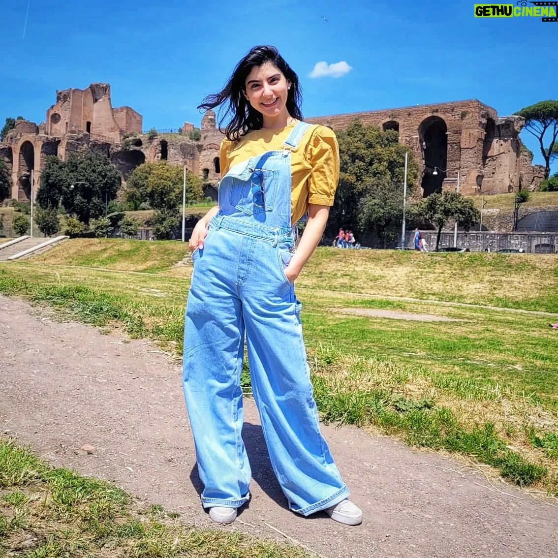 Erika Toa Russo Instagram - 1° Maggio? Ready🤟🥳 #ootd . . #Toa #salopette #lifestyle #ootd #circomassimo #primomaggio #overall #90sfashion #retrovibes
