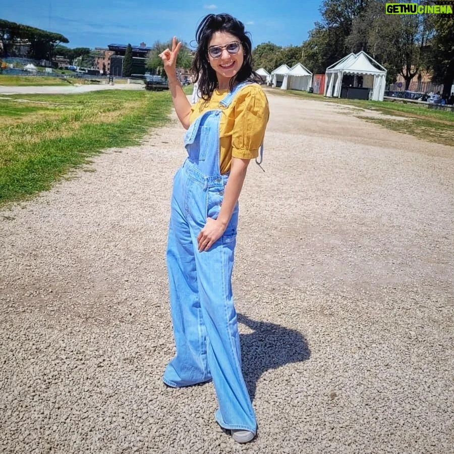 Erika Toa Russo Instagram - 1° Maggio? Ready🤟🥳 #ootd . . #Toa #salopette #lifestyle #ootd #circomassimo #primomaggio #overall #90sfashion #retrovibes