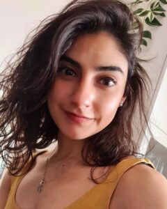 Erika Toa Russo Instagram - Rock on, always! 🤟🥳 ¿Listosmpara.empezar una nueva semana? A darle con todo... y por más primavera😘 . . . #toa #spring2024 #primavera #selfiesunday #papavero #rocking #gelato