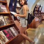 Erika Toa Russo Instagram - Weekend vibes🪇 Adivinen: qué album se compró hoy? Te leo😉 . . . . #Toa #summer2023 #verano #estate #summerlook #ootd #saturdayvibes ##vinyljunkie