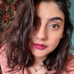 Erika Toa Russo Instagram - Sì! hoy me maquillé! Asi que: selfie de primavera🪷 . Notar la boisserie en la pared de atrás🤪🤟 . . . #Toa #selfie #instapic #tapiz #perfil #nariz #makeupday
