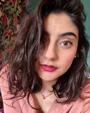 Erika Toa Russo Instagram - Sì! hoy me maquillé! Asi que: selfie de primavera🪷
.
Notar la boisserie en la pared de atrás🤪🤟
.
.
.
#Toa #selfie #instapic #tapiz #perfil #nariz #makeupday