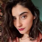 Erika Toa Russo Instagram - Sì! hoy me maquillé! Asi que: selfie de primavera🪷 . Notar la boisserie en la pared de atrás🤪🤟 . . . #Toa #selfie #instapic #tapiz #perfil #nariz #makeupday