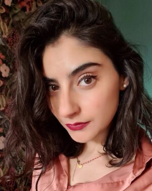 Erika Toa Russo Instagram - Sì! hoy me maquillé! Asi que: selfie de primavera🪷
.
Notar la boisserie en la pared de atrás🤪🤟
.
.
.
#Toa #selfie #instapic #tapiz #perfil #nariz #makeupday