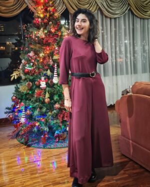Erika Toa Russo Instagram - 🎄⛄️🎉
Auguri! Feliz Navidad 2023 🤟
....mucho amor a todxs💋
.
Loving la "salopette"
.
#TOA #natale2023 #Navidad2023 #holidays #ootd #lifestyle #cenanavideña #familytime #instapic