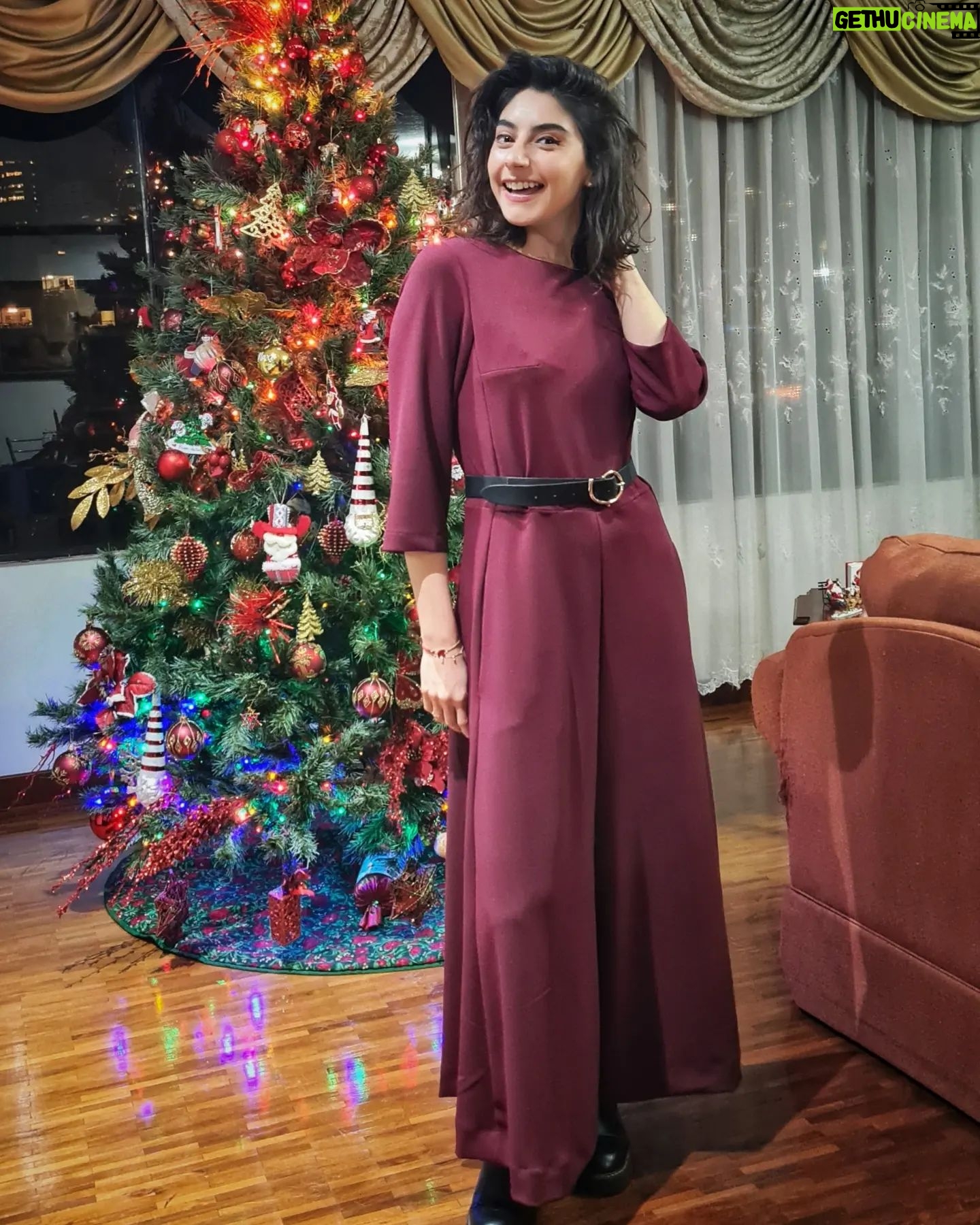 Erika Toa Russo - 12.1K Likes - 🎄⛄️🎉
Auguri! Feliz Navidad 2023 🤟
....mucho amor a todxs💋
.
Loving la "salopette"
.
#TOA #natale2023 #Navidad2023 #holidays #ootd #lifestyle #cenanavideña #familytime #instapic