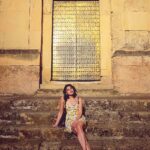 Erika Toa Russo Instagram - Bienvenido Julio🌞 y el calor explosivo del verano! En conmemoración de los 37°C romanos, les dejo una pic de cuando estuvimos en Córdoba a 40°C...a las 9h de la noche! Se nota full en la foto ¿si o qué? . Sentada muerta en las gradas de la @mezquitacatedralcordoba 🥰 . . @erba.francesco 📸 . . . #TOA #lifestyle #travelsoul #worldcitizwn #touristvibes #Cordoba #summer2023 #veranoespañol #estate2023 #Mezquita #calor #caldo #España #Cordova #semore