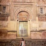 Erika Toa Russo Instagram - Bienvenido Julio🌞 y el calor explosivo del verano! En conmemoración de los 37°C romanos, les dejo una pic de cuando estuvimos en Córdoba a 40°C...a las 9h de la noche! Se nota full en la foto ¿si o qué? . Sentada muerta en las gradas de la @mezquitacatedralcordoba 🥰 . . @erba.francesco 📸 . . . #TOA #lifestyle #travelsoul #worldcitizwn #touristvibes #Cordoba #summer2023 #veranoespañol #estate2023 #Mezquita #calor #caldo #España #Cordova #semore
