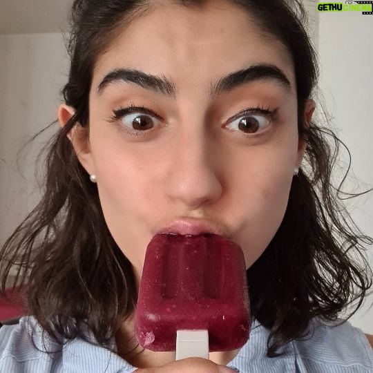Erika Toa Russo Instagram - Domingo de relax ... y refresh🍭 Heladitos Veganos: solo Fruta y Cero azúcar para locxs cm yo😋 Necesitas: licuadora fruta congelada zumo de naranjo y moldesillos😋 . . Y así esperamos un lunes deeeeenso, diga Ecuador! . . . #TOA #ToaFoodie #popsicles #ghiaccioli #sundayfunday #votacionesanticipadas2023