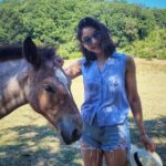 Erika Toa Russo Instagram - Ferragosto romano🌈🦄 . Recargando pilas con la naturaleza antes de que llegue septiembre💪 Descubrí esta reserva natural cerca de Roma, con caballos libres, cascadas y full viento (importante en este calor🤭) Y a tí, ¿a donde te gusta escapar apenas tienes un momento libre? . . . #TOA #lifestyle #travelvibes #animali #horses #caballo #travelvlog #minivlog #nature #ferragosto2023 #agoato #summer2023 #verano2023 #Roma #parcovejo .