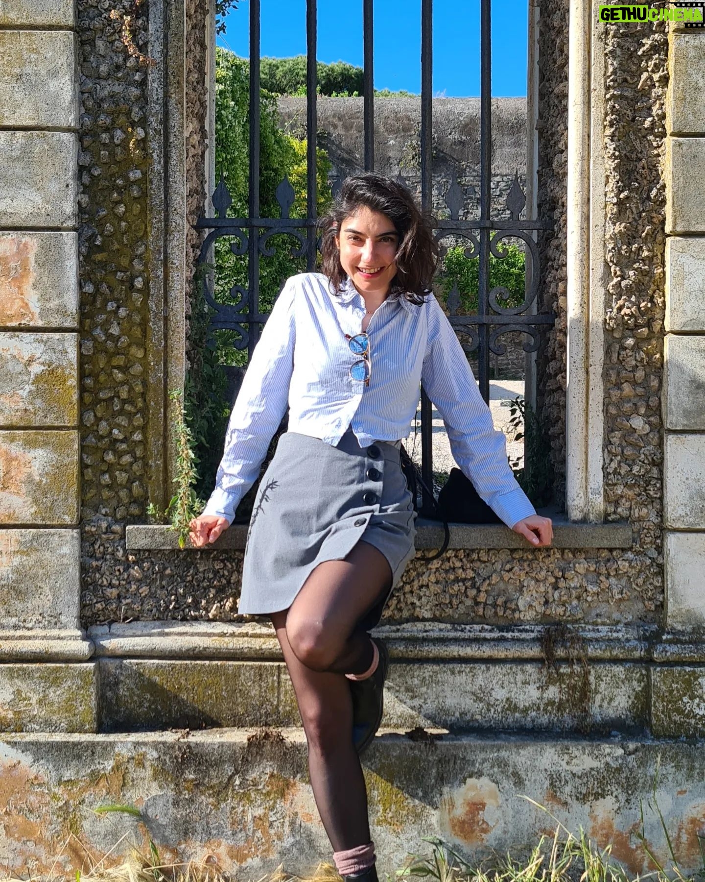 Erika Toa Russo Instagram - Finde romano🌈 al fìn un poco de sol! . A veces solo necesitas sentarte en medio de un parque, pegarte un buen aperitivo y chillear🤟 #ToaTripTip Casale dei Cedrati -Villa Pamphilj 😉 si addice x un aperitivino al sole in mezzo al verde