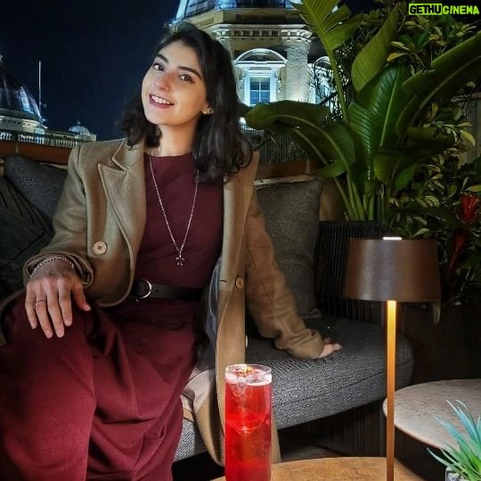 Erika Toa Russo Instagram - Rome with a view! and food!...and drinks🥰 Ho scoperto @masaroma rooftop: Fusion Medio orientale - Mediterraneo by Chef Mancini - Ver Roma desde una terraza, con signature drinks y una experiencia gastronómica fusion diferente, super recomendada 🤗 #FoodTip #ToaFoodie #supplied . . #madeinItaly #Roma #fusionfood #foodiegram #instareel #vlog #minivlog #foodievlog #Cacchione