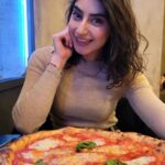 Erika Toa Russo Instagram - All you need is pizza🍕 un mix della tradizione napoletana e romana, apre a Campo de' Fiori a Roma una nuova pizzeria Top e Cocktail bar! #supplied ~ En Roma, te aconsejo esta pizzeria para que pruebes lo mejor de la tradición romana y napoletana en pleno centro histórico🇮🇹 ~ My personal choice di @Elysium - Conte Vinaiolo🍹Gin, vermouth rosso e bitter rosso (pic2) - Supplì al telefono(pic2) e Slices di Carciofi (Pic4) - Pizza Margherita Antico pomodoro antico di Napoli, Fior di latte, Pecorino e Basilico e olio Evo - Pizza Scarpariello -Rossa! Pomodoro cotto al forno, polvere di pomodoro, Grana e Pecorino romno Dop, Origano e Olvio Evo all'aglio .... e per concludere con uno Specialty Coffe (Caffé de Altura) de Guatemala! . . Quale sarebbe il tuo di menu? Commenta!🥰 . . . #TOA #ToaFoodie #pizzalover #foddie #pizza #Roma #Elysium #ginaddicted
