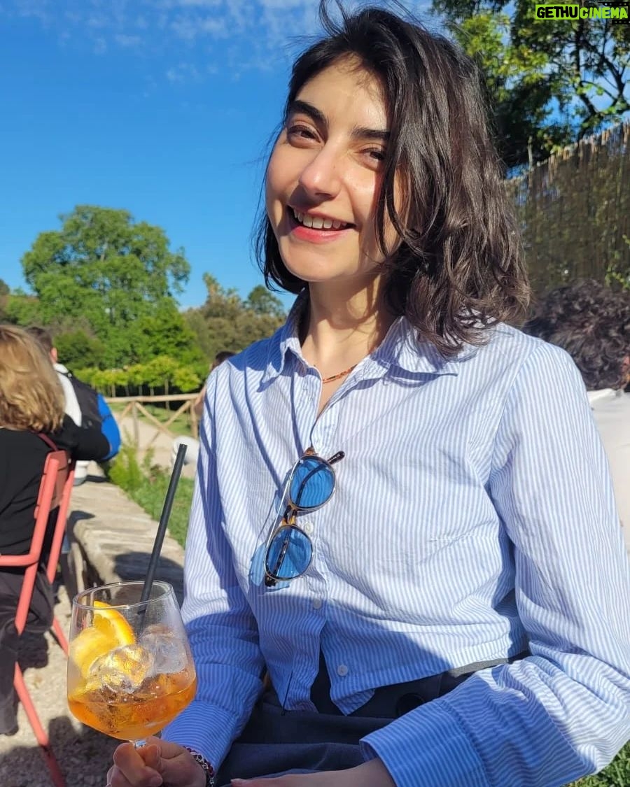 Erika Toa Russo Instagram - Finde romano🌈 al fìn un poco de sol! . A veces solo necesitas sentarte en medio de un parque, pegarte un buen aperitivo y chillear🤟 #ToaTripTip Casale dei Cedrati -Villa Pamphilj 😉 si addice x un aperitivino al sole in mezzo al verde