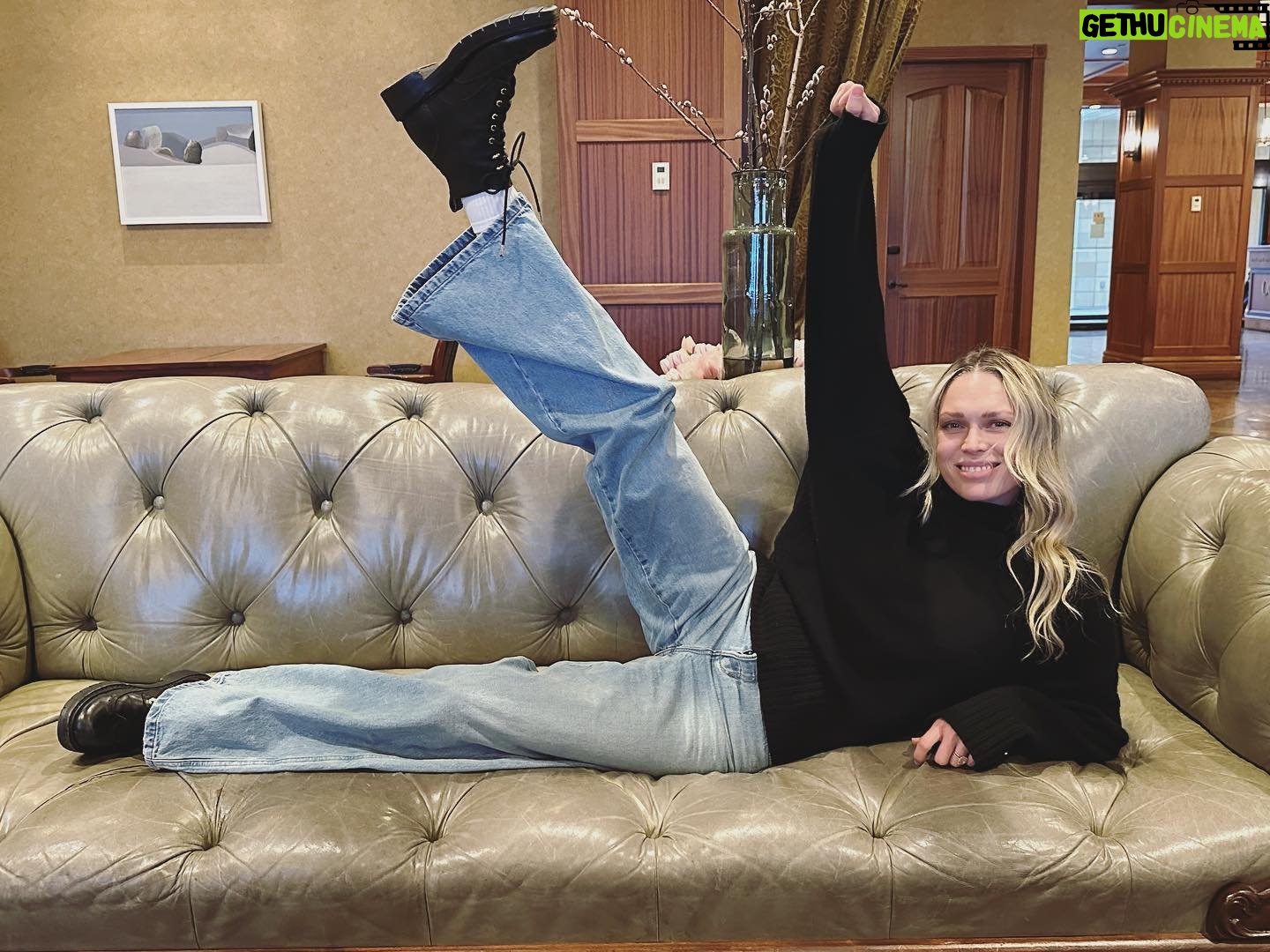 Erin Foster Instagram - Sara told me I donโt post enough sexy favorite daughter content. And I take her feedback seriously, so here you go ๐๐ป