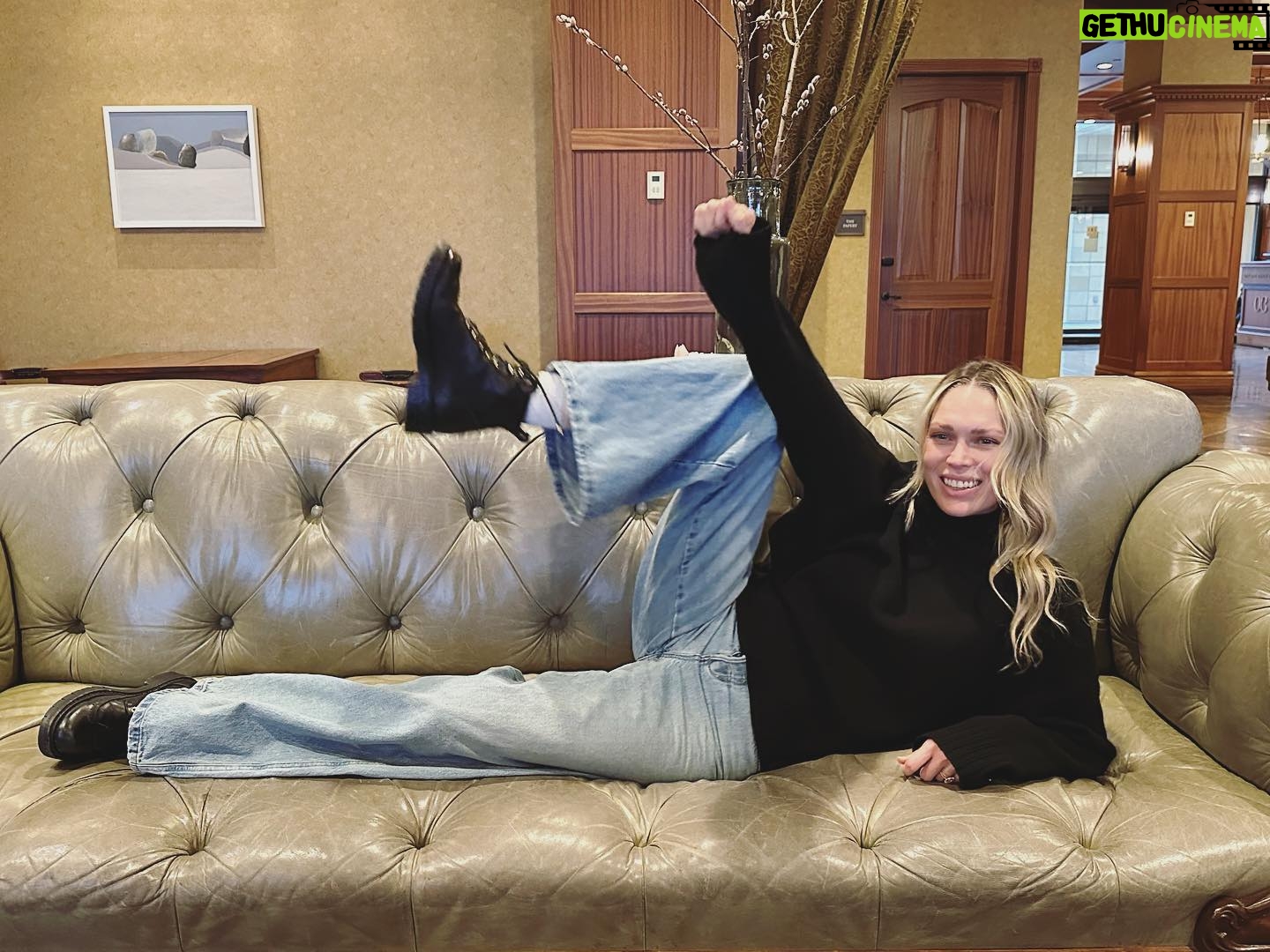 Erin Foster Instagram - Sara told me I donโt post enough sexy favorite daughter content. And I take her feedback seriously, so here you go ๐๐ป